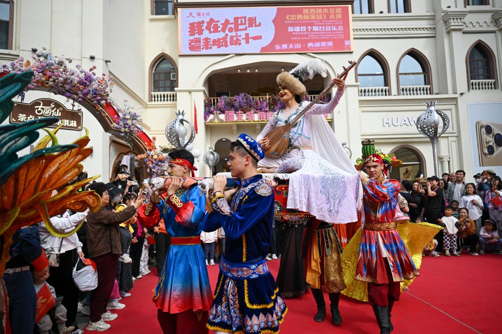 新疆国际大巴扎游人如织