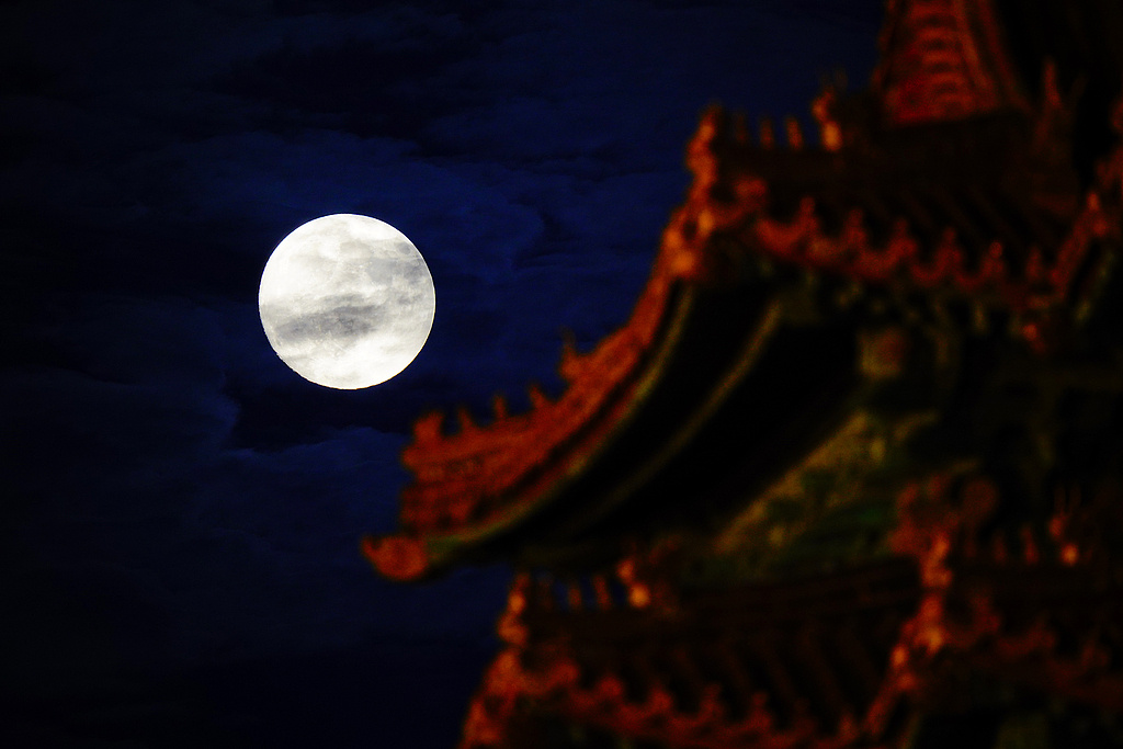 穿越古今共赴团圆！“超级月亮”和古建浪漫同框