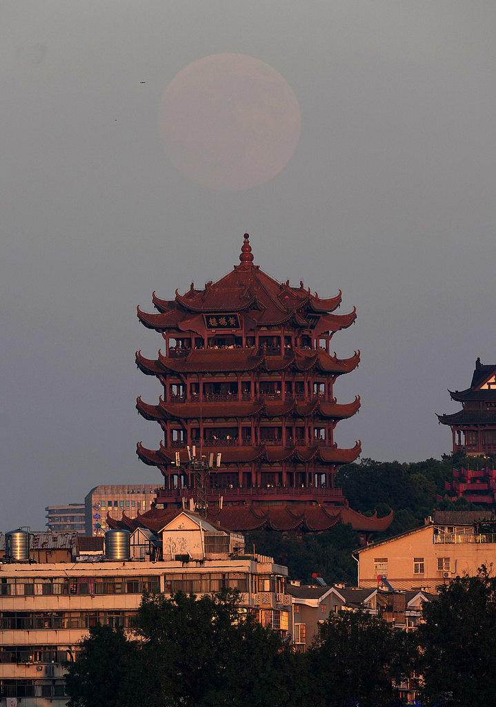 穿越古今共赴团圆！“超级月亮”和古建浪漫同框
