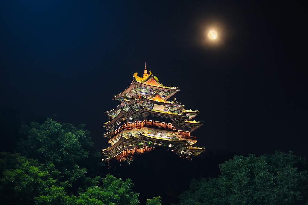 穿越古今共赴团圆！“超级月亮”和古建浪漫同框