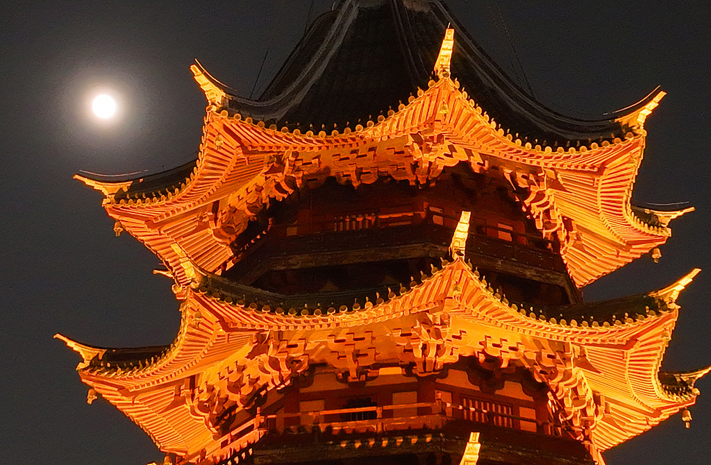 穿越古今共赴团圆！“超级月亮”和古建浪漫同框