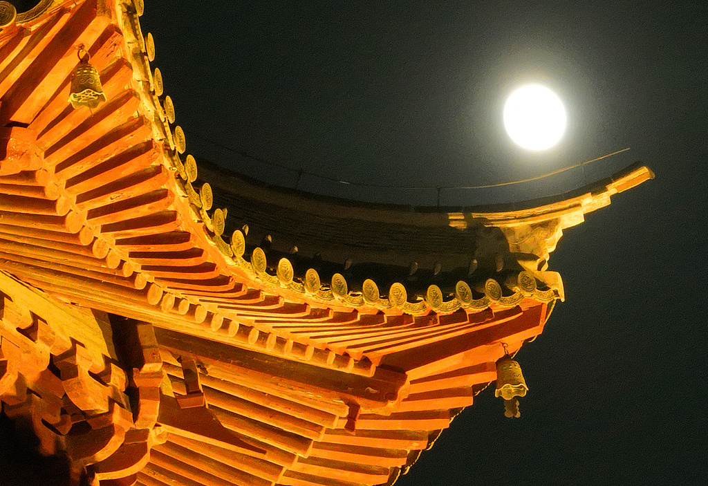穿越古今共赴团圆！“超级月亮”和古建浪漫同框