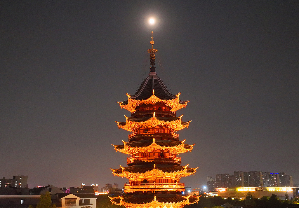 穿越古今共赴团圆！“超级月亮”和古建浪漫同框