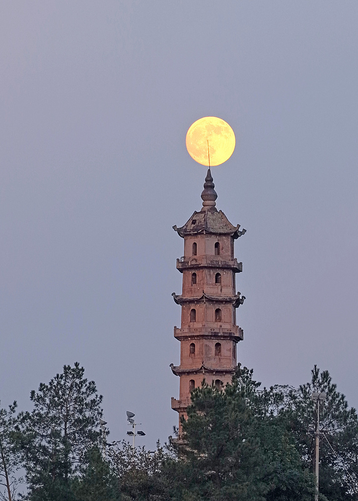 穿越古今共赴团圆！“超级月亮”和古建浪漫同框