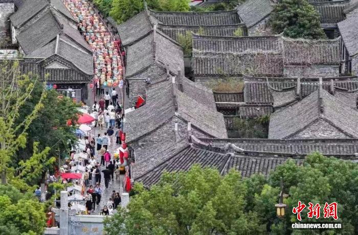 中国年轻人出游“既要又要”带火沉浸式“串游”