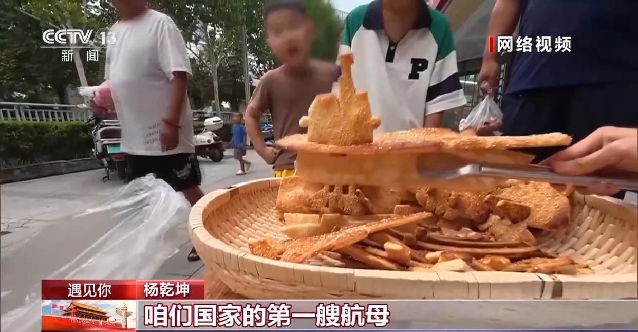 遇见你丨河南小伙烤出“非一般”的烧饼 一元一个只卖给小朋友