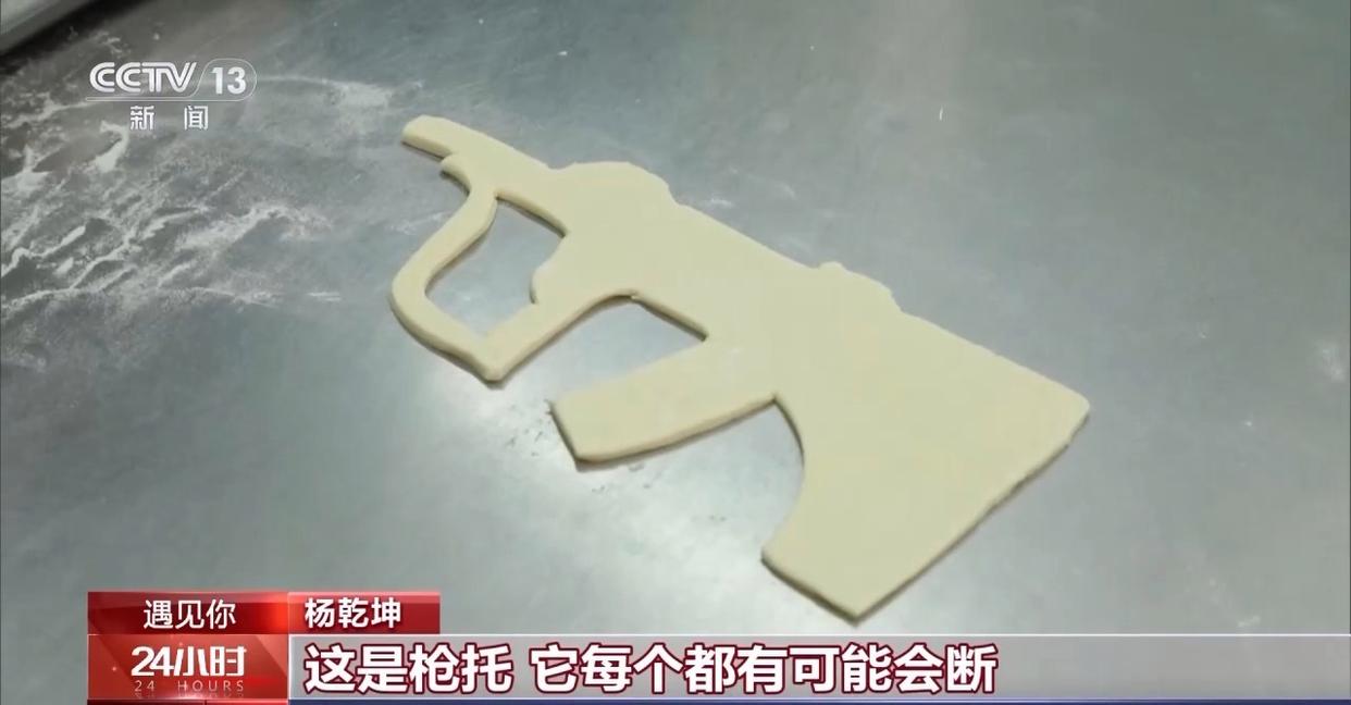 遇见你丨河南小伙烤出“非一般”的烧饼 一元一个只卖给小朋友