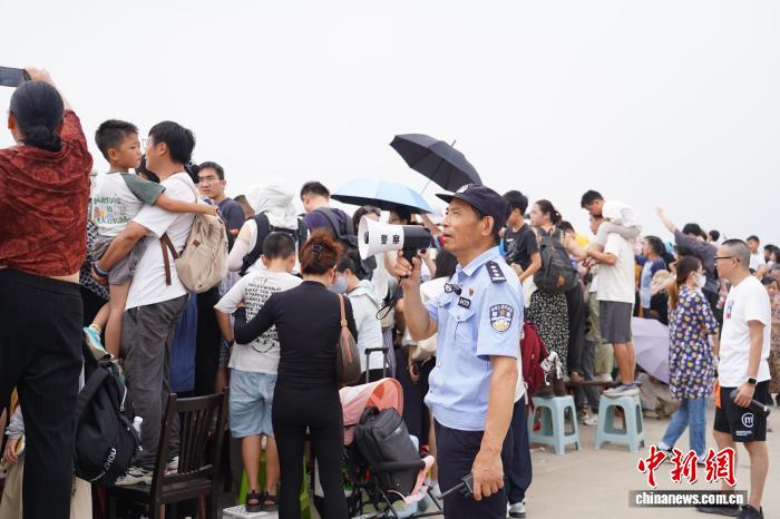 浙江老民警的最后一次坚守：人群中他是“不退的潮”