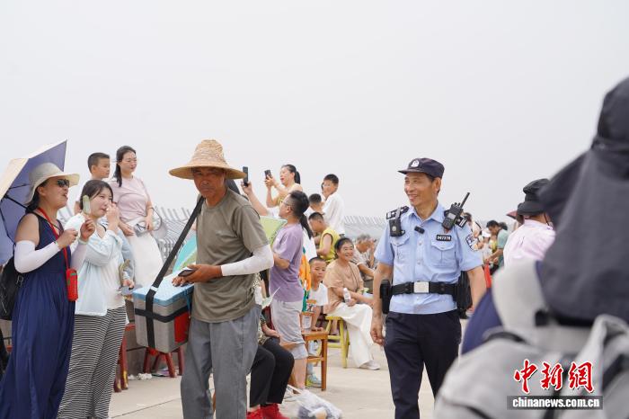 浙江老民警的最后一次坚守：人群中他是“不退的潮”