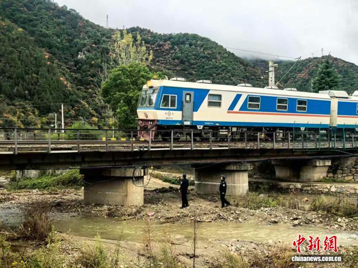 秦岭铁警：汛期护航铁路安全
