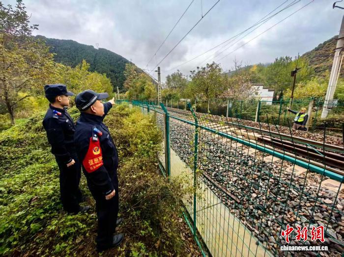 秦岭铁警：汛期护航铁路安全