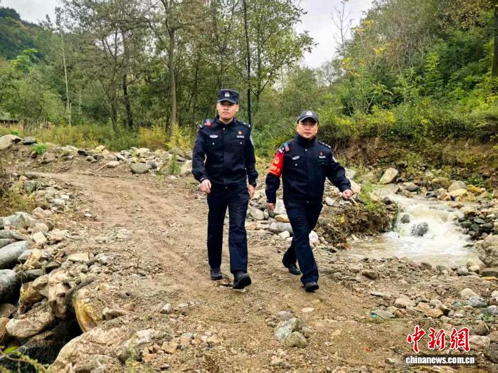 秦岭铁警：汛期护航铁路安全
