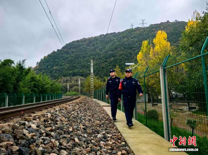 秦岭铁警：汛期护航铁路安全