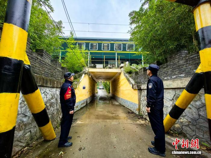 秦岭铁警：汛期护航铁路安全
