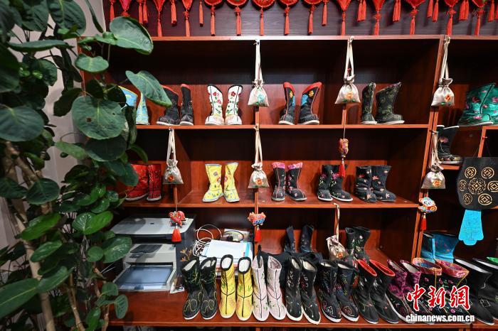 大自然为底 蒙古族刺绣绽放“指尖萨日朗”