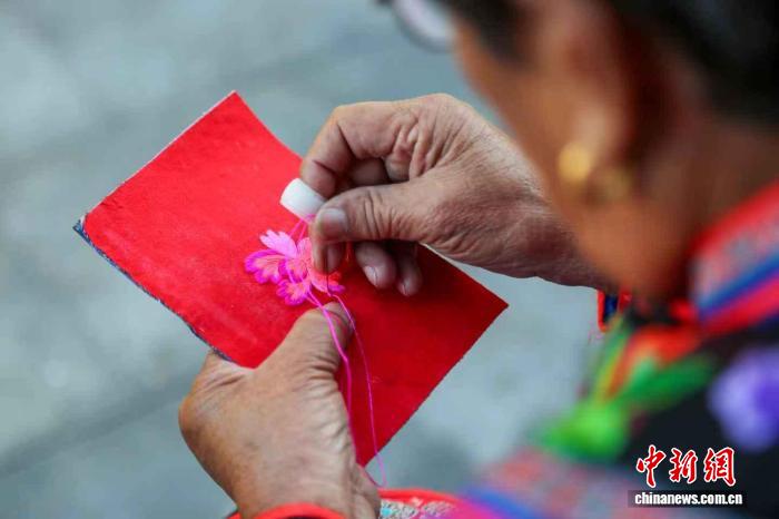 大自然为底 蒙古族刺绣绽放“指尖萨日朗”