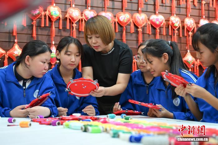 大自然为底 蒙古族刺绣绽放“指尖萨日朗”