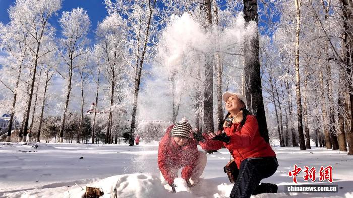 边城呼玛:雾凇冰排相互映衬 绝美冬景引游人