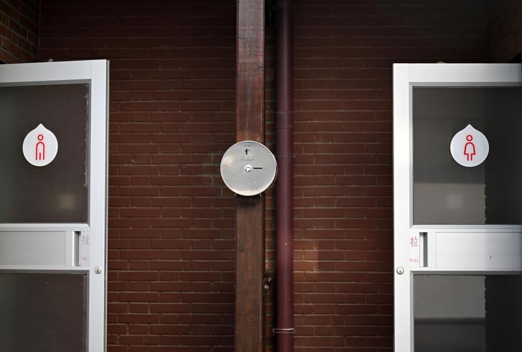 如厕先“猜”男女,公厕标识抽象化为哪般?