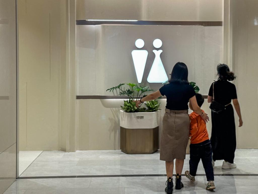 如厕先“猜”男女,公厕标识抽象化为哪般?