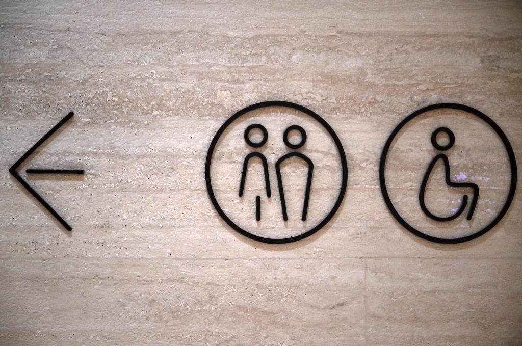 如厕先“猜”男女,公厕标识抽象化为哪般?