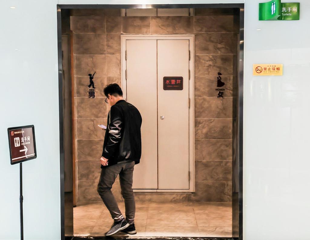 如厕先“猜”男女,公厕标识抽象化为哪般?