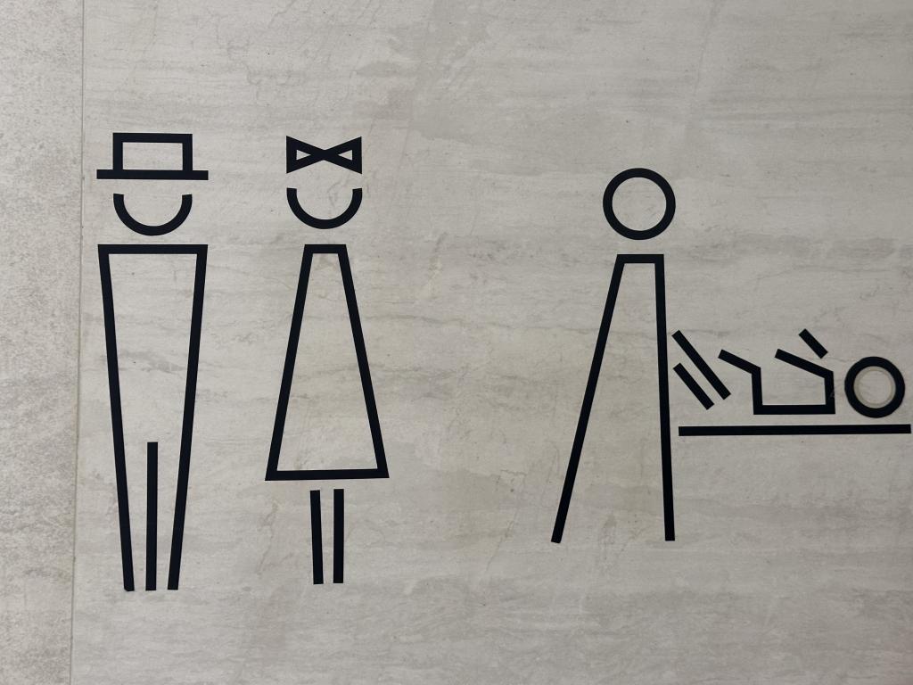 如厕先“猜”男女,公厕标识抽象化为哪般?