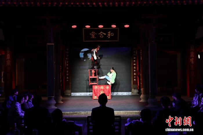 （寻味中华｜戏曲）凌空跃椅水袖生风 台州乱弹亦文亦武