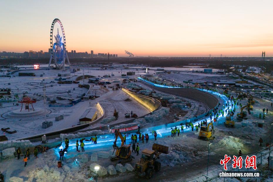 哈尔滨冰雪大世界超级冰滑梯火热建设中