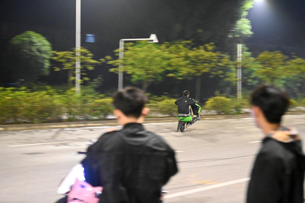 焦点丨时速破百、灯光眩目……改装电动自行车“步步惊心”