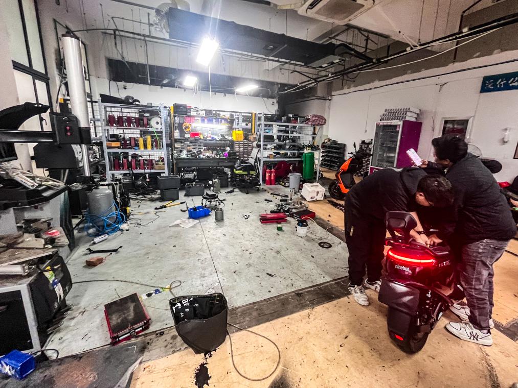 焦点丨时速破百、灯光眩目……改装电动自行车“步步惊心”