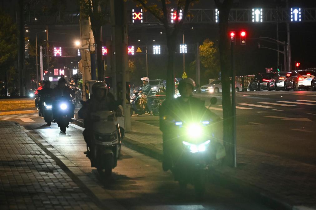 焦点丨时速破百、灯光眩目……改装电动自行车“步步惊心”