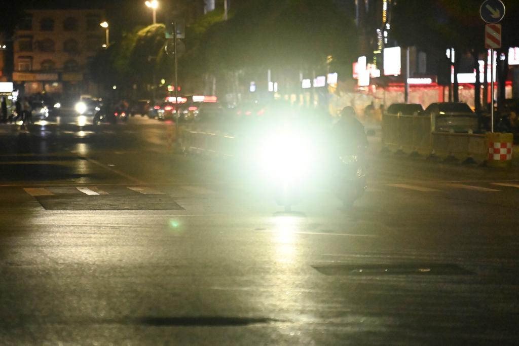 焦点丨时速破百、灯光眩目……改装电动自行车“步步惊心”