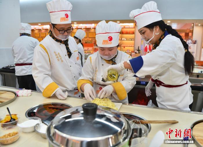 福建沙县：海峡两岸厨艺交流赛举行颁奖仪式