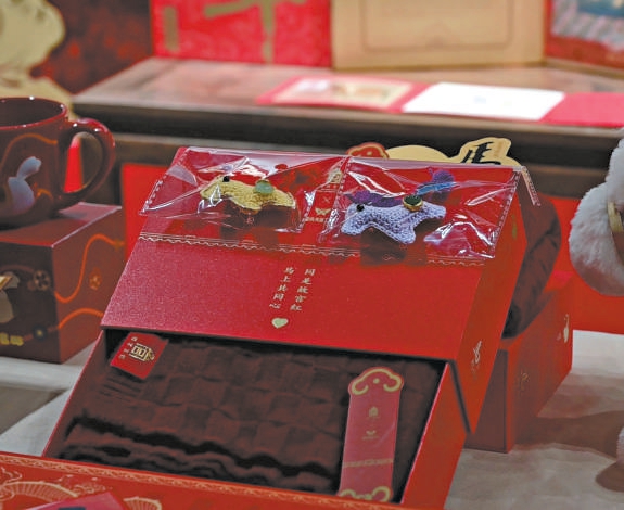 20余款故宫年货提前上架 残疾人参与制作红围巾热销