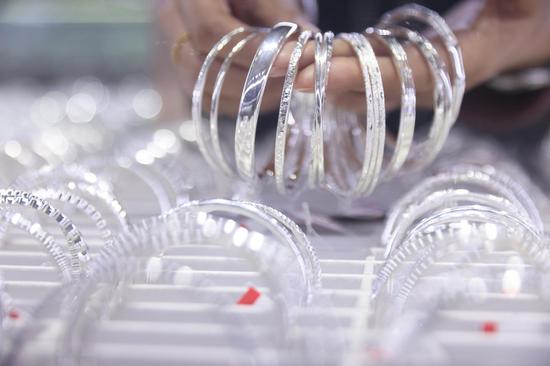 白银暴涨后急跌,贵金属价格站在“悬崖边”?