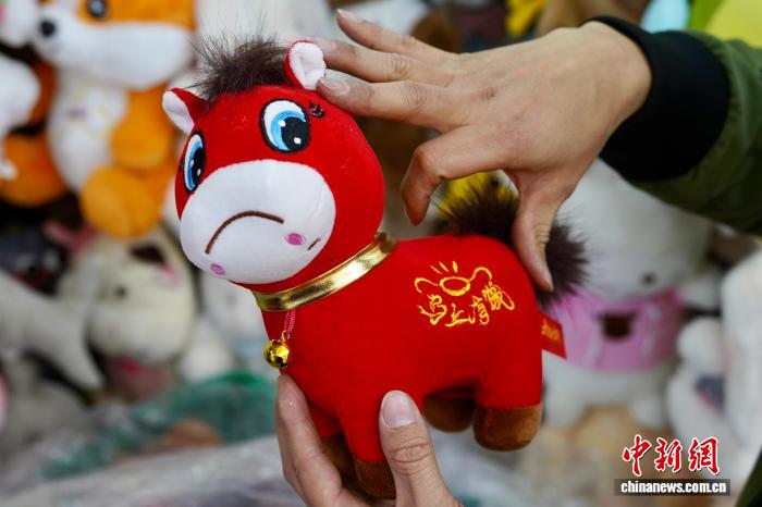 “笑笑马”缝成“哭哭马” 浙江义乌商户:工人疏忽意外收获爆款