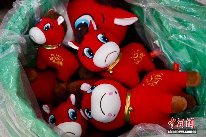 “笑笑马”缝成“哭哭马” 浙江义乌商户:工人疏忽意外收获爆款