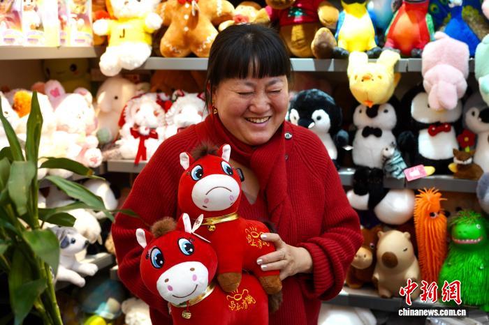 “笑笑马”缝成“哭哭马” 浙江义乌商户:工人疏忽意外收获爆款