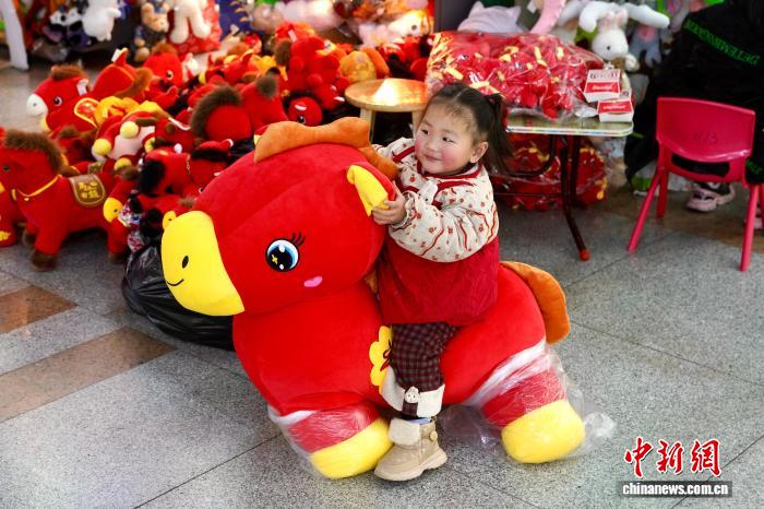 “笑笑马”缝成“哭哭马” 浙江义乌商户:工人疏忽意外收获爆款