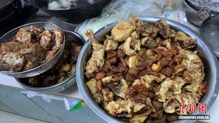 “手搓”美食成年轻人过年新风尚