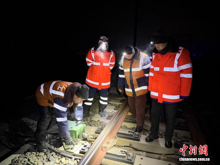 (新春走基层)-20℃高寒“毫米级守护” 中国最北高铁春节迎开通前关键“体检”