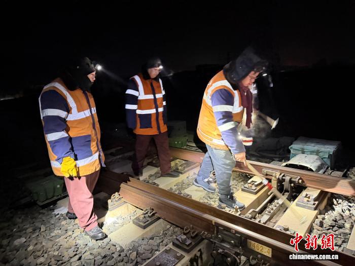 (新春走基层)-20℃高寒“毫米级守护” 中国最北高铁春节迎开通前关键“体检”