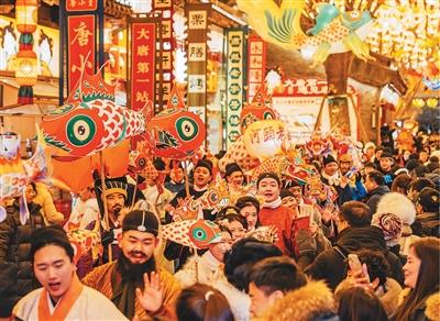 春节出游新亮点 举家看灯年味浓