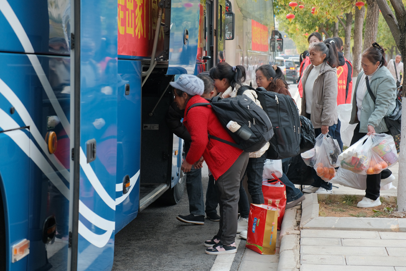 昭通:1683名务工人员“点对点”专车返岗 务工人员有序登车-徐兴莉摄