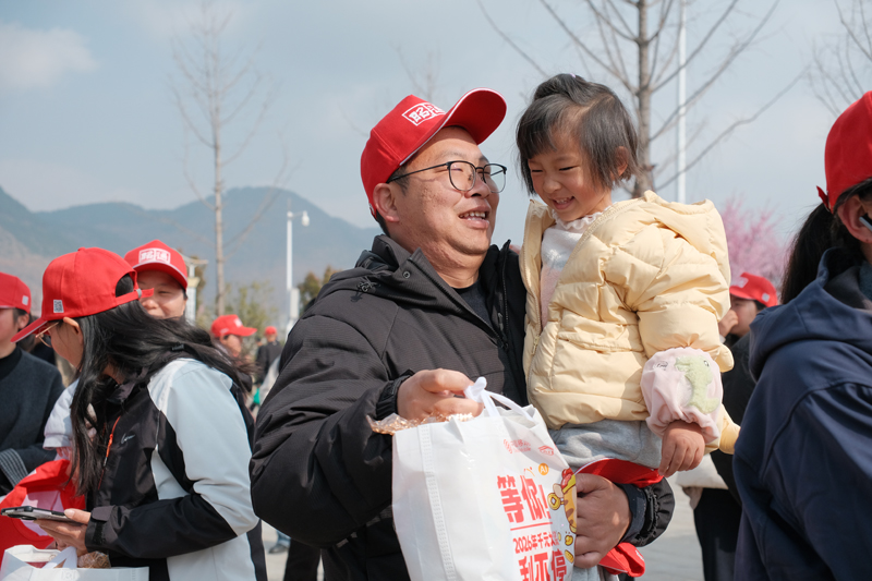 昭通:1683名务工人员“点对点”专车返岗 愉快返岗-徐兴莉摄