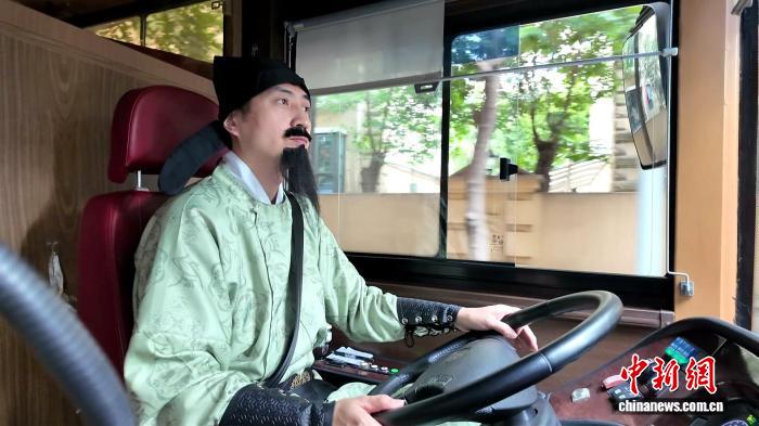 四川成都:“诗词之路”旅游观光线让千年文脉融入公交出行