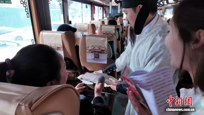 四川成都:“诗词之路”旅游观光线让千年文脉融入公交出行