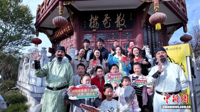 四川成都:“诗词之路”旅游观光线让千年文脉融入公交出行