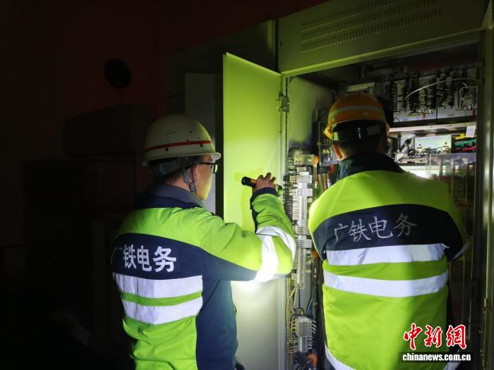 九连山下的“夜巡军”:用望闻问切守护春运铁路线安全